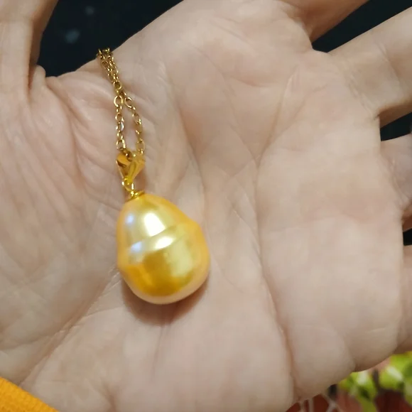 Golden Huge Pearl - Picture 3 of 4